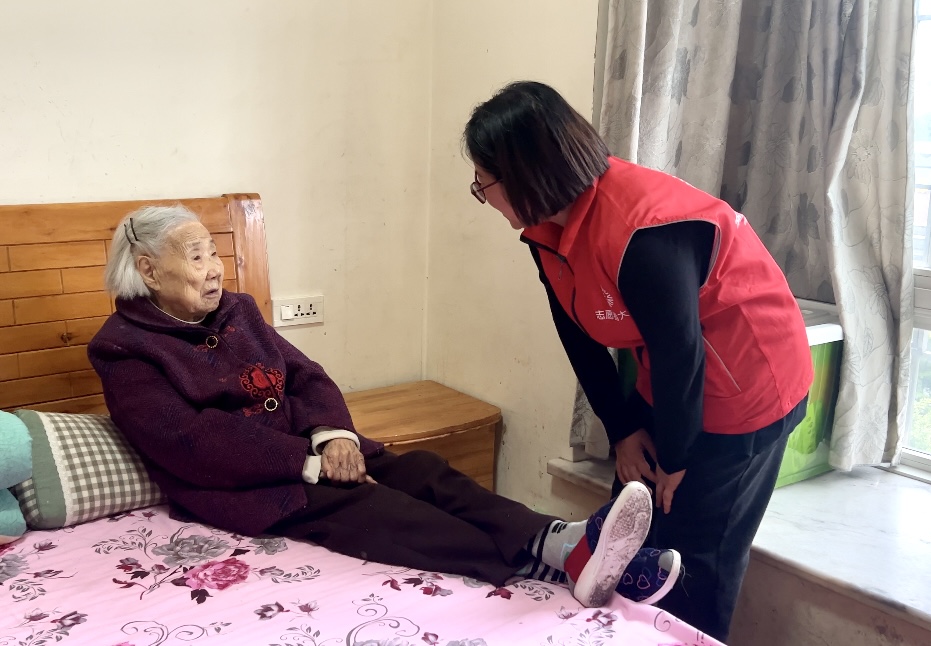 两江新区慈善会开展关爱老人走访慰问